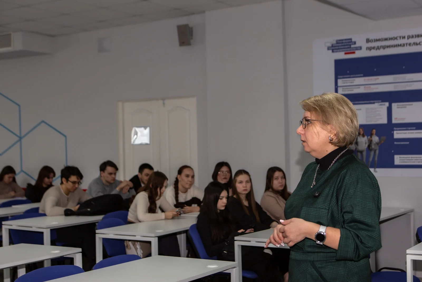 Ирина Смоленцева проводит занятие для студентов