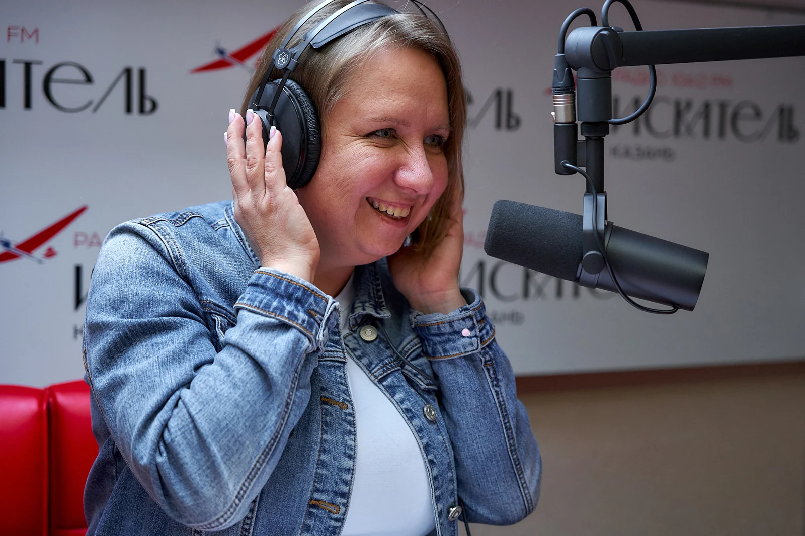Ирина Смоленцева в радиостудии