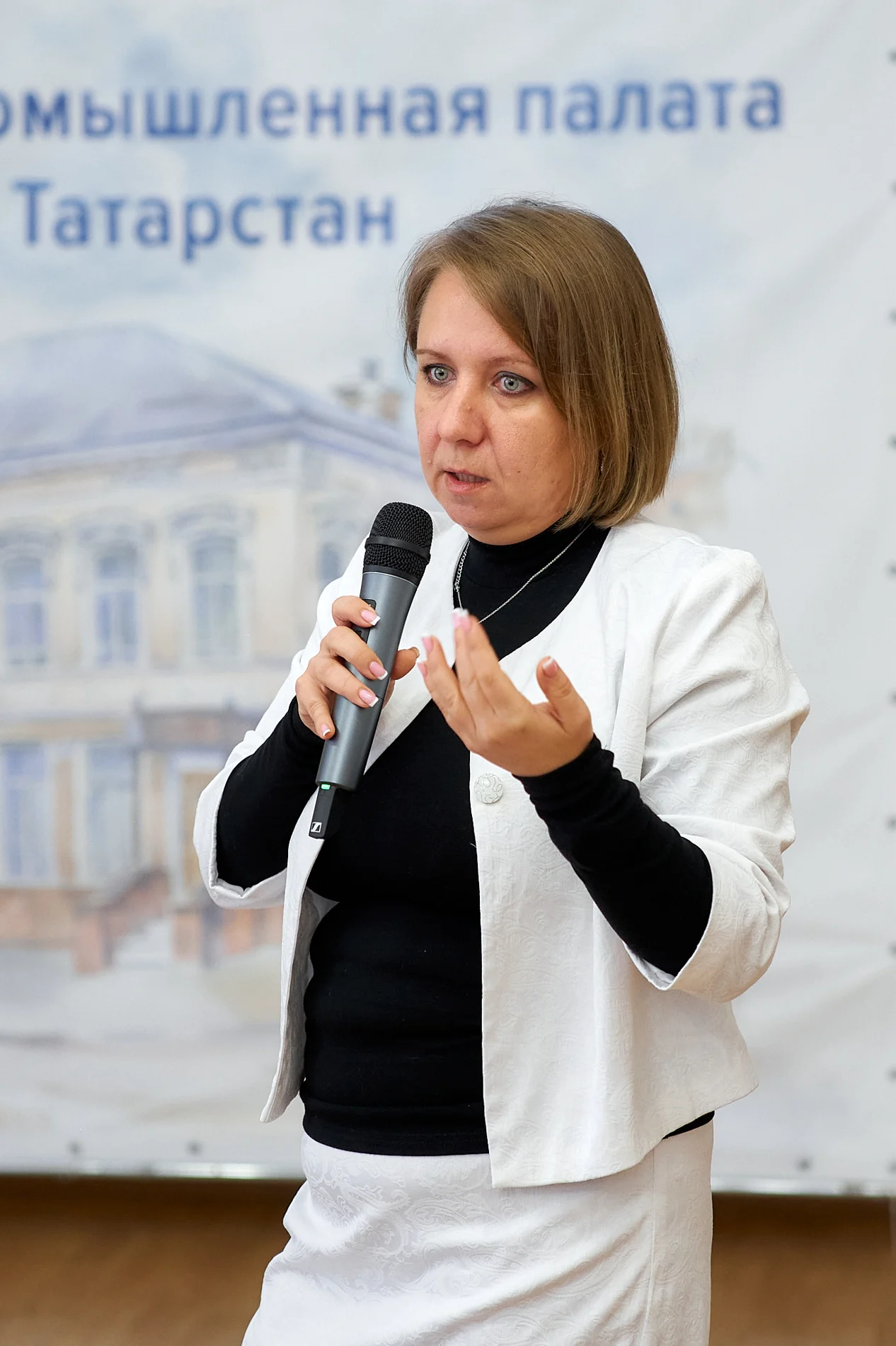 Ирина Смоленцева выступает с микрофоном